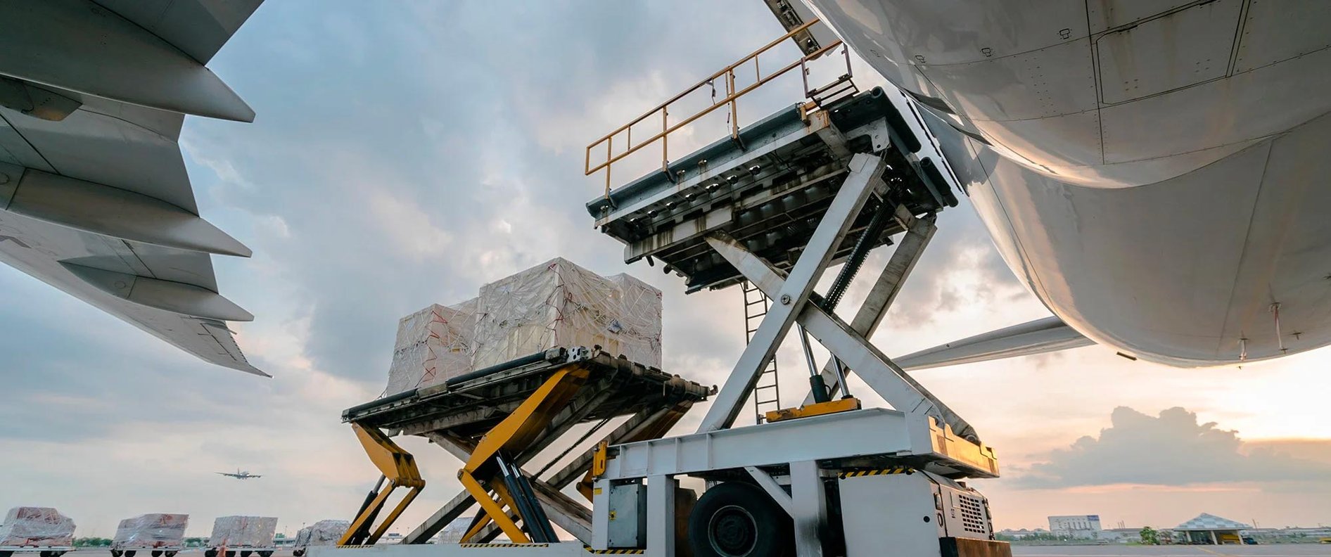 From Runway to Doorstep: How Cargo Airplanes and Expedited Ground Services Work Together banner background