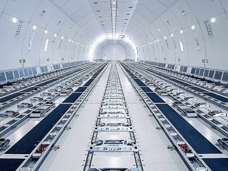 cargohold-boeing777f-air-freight